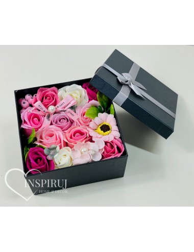 Różowy flowerbox z kwiatami...